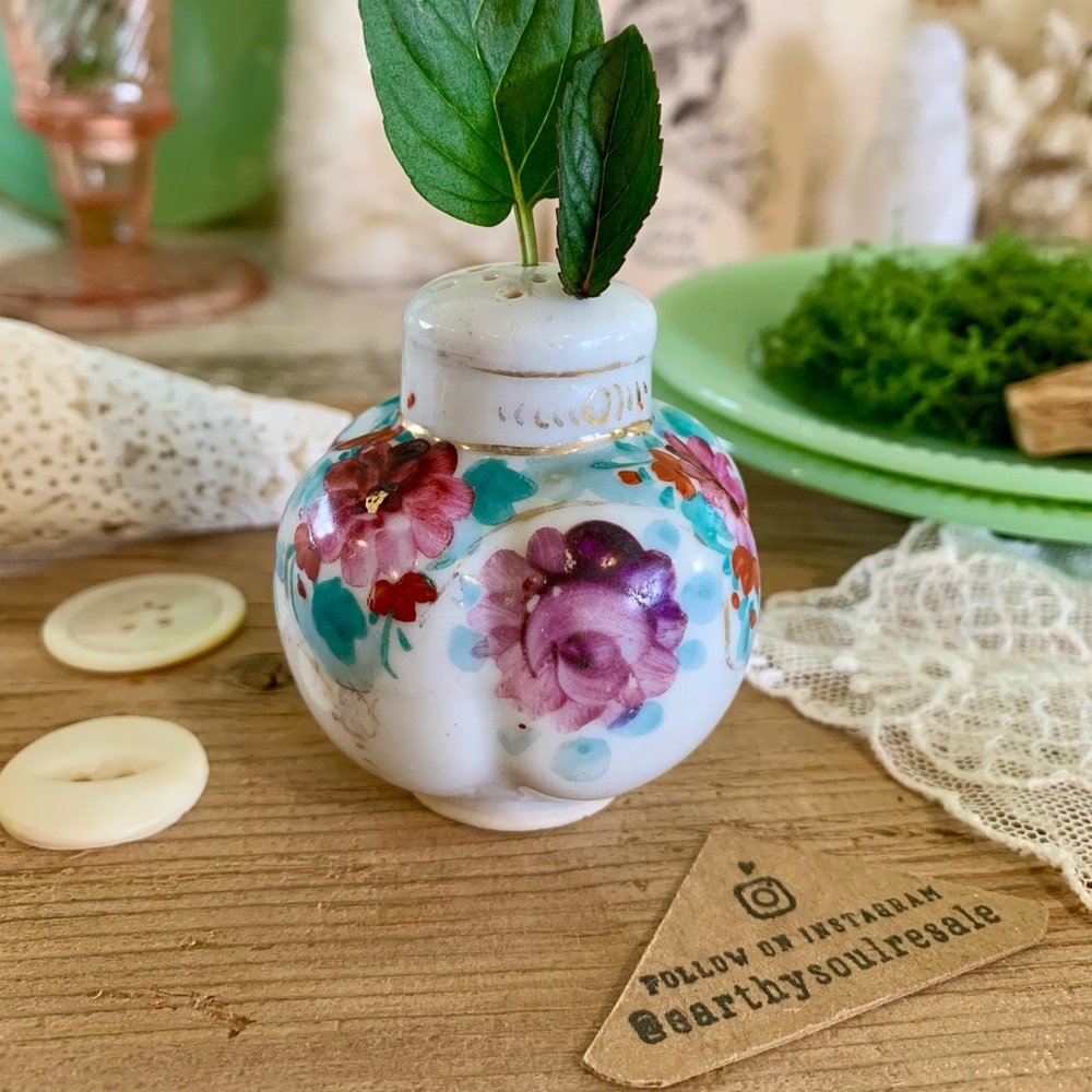 Vintage Porcelain Floral Shaker 🌸 Unique Home Decor / Gift / Antique / Nature - Picture 2 of 9
